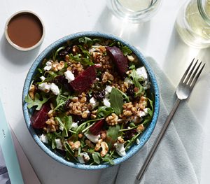 سلطة جرجير مع الشمندر وجبنة الماعز