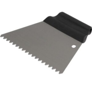 180 MM STEEL TRAPEZOIDAL SPATULA, 3 MM TRIANGULAR TEETH